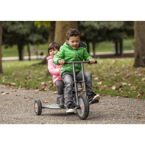 Tricycle tandem cour école