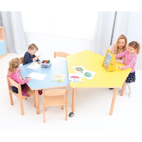 Grande table pentagonale sur roulettes classe flexible