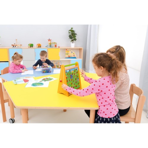 Petite table pentagonale sur roulettes classe flexible