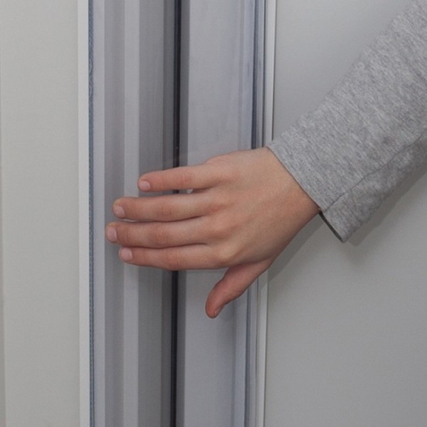 Protection anti pince-doigts dans les portes pour enfants