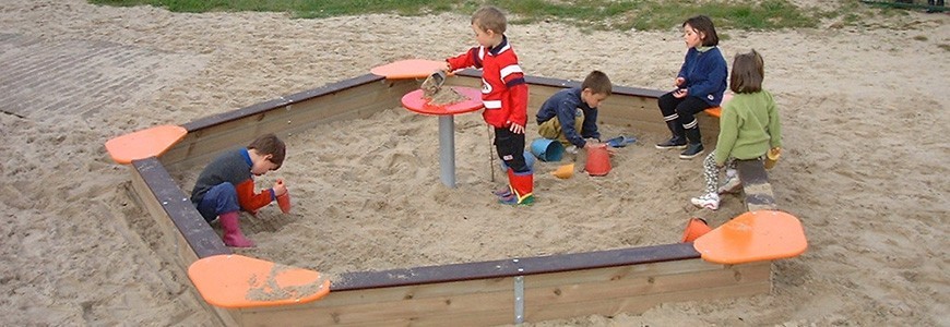 Bac à sable Sand N Shade avec maisonnette à roulettes Creative Cedar  Designs 7230