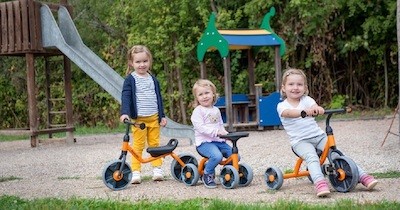 Tricycle draisienne et trottinette crèche école